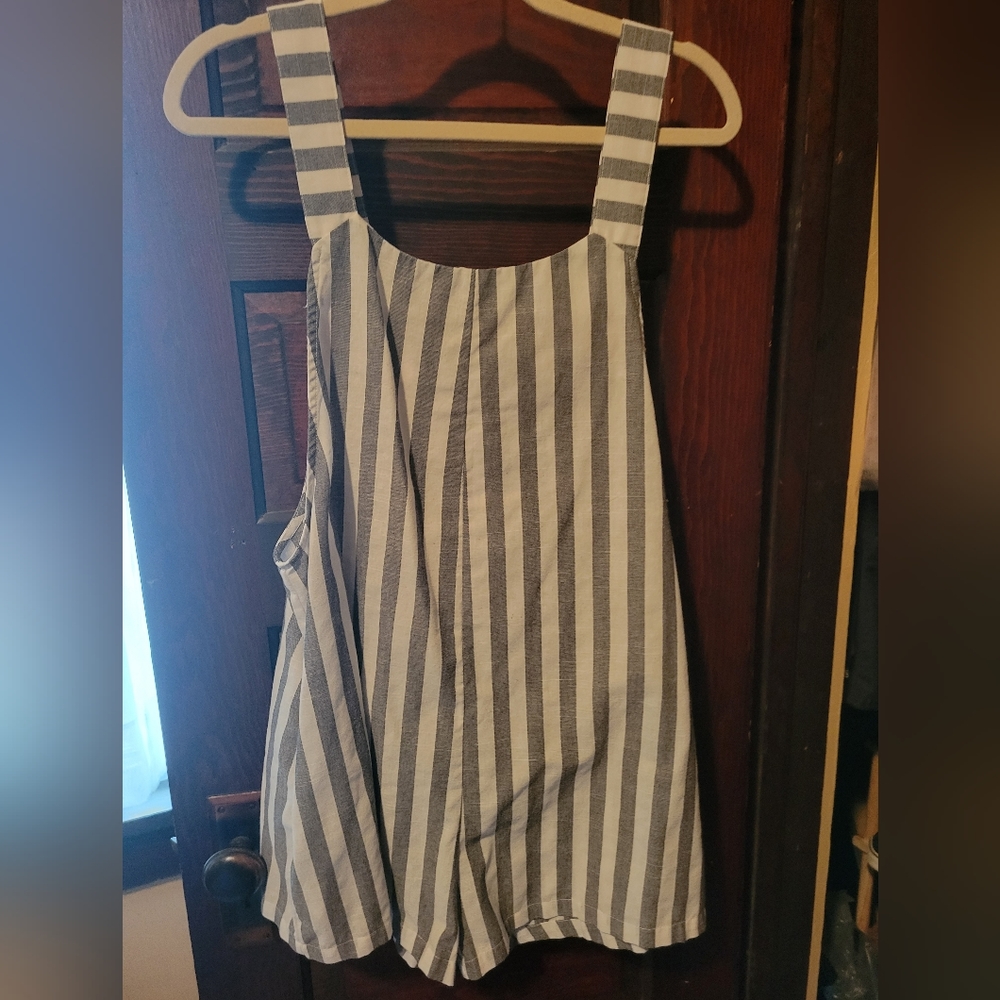 NWOT Emery Rose size large Romper